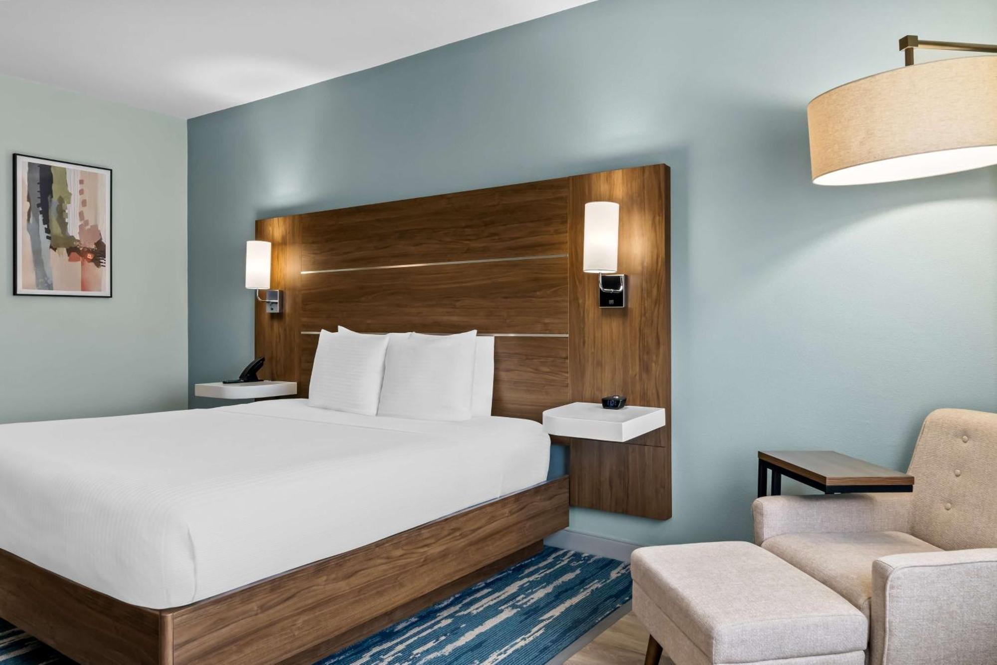 Western Executive Hotel 3*